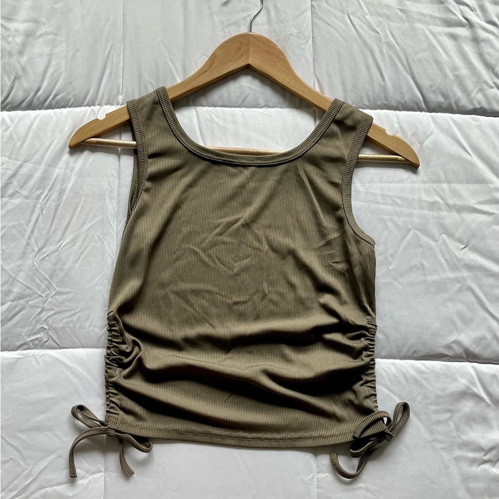 Cropped Tank that tightens on the sides- Size Small
